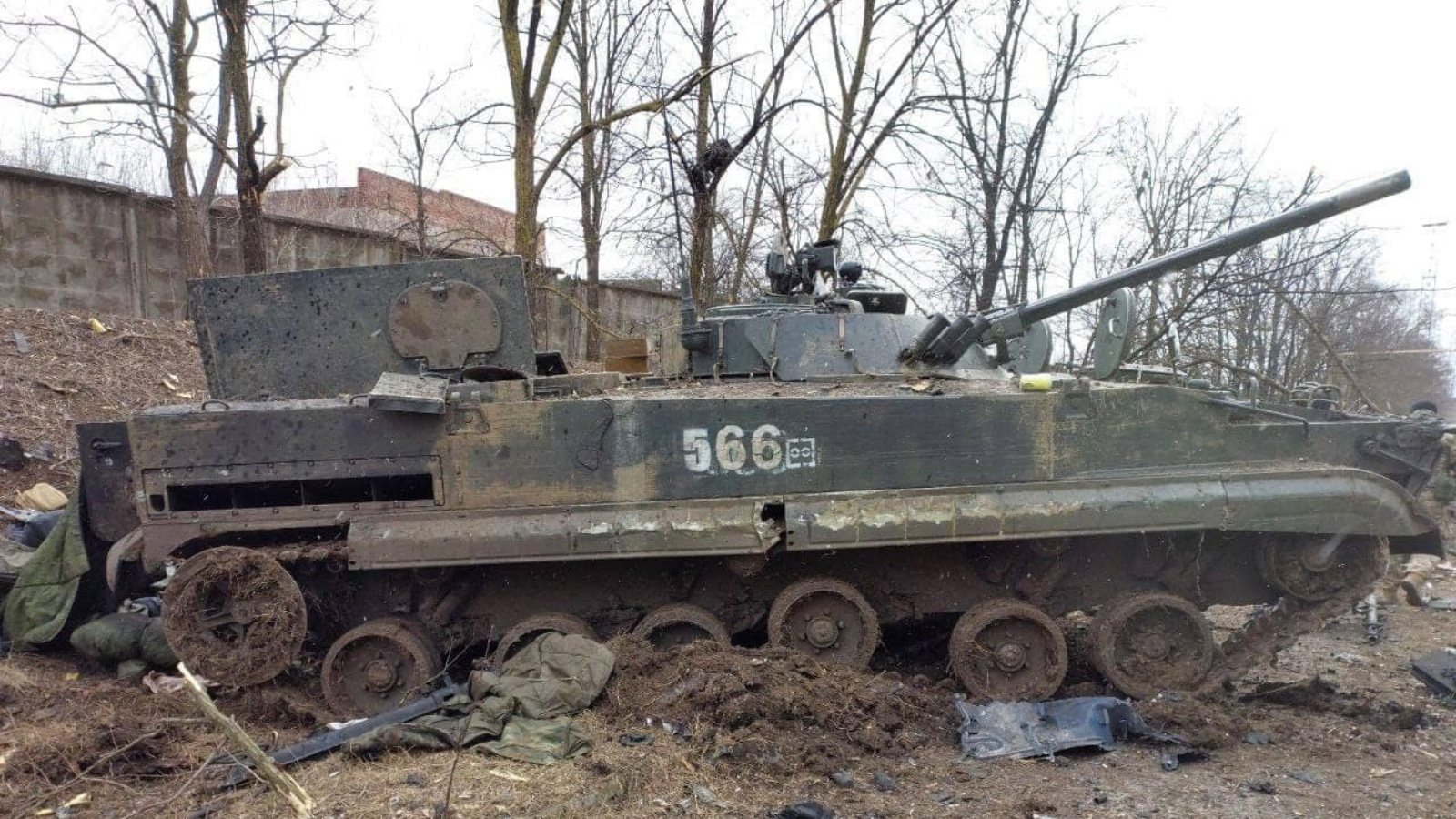 Un veicolo blindato russo BMP-3 distrutto nei pressi di Mariupol