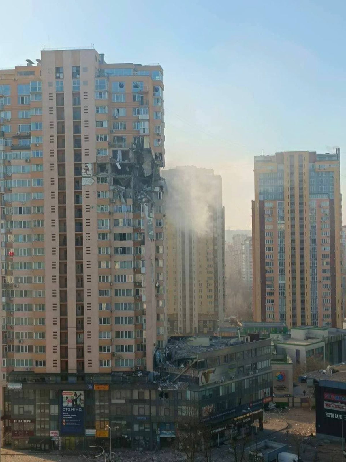 Un condominio colpito a Kyiv durante l’invasione russa dell’Ucraina