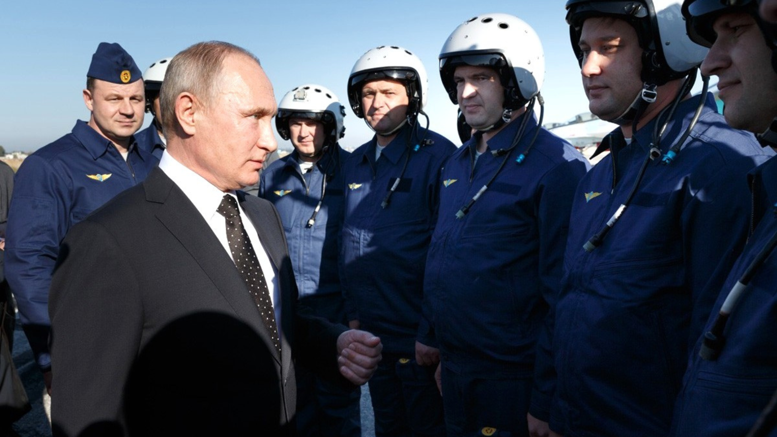 Vladimir Putin parla con alcuni piloti russi nella base siriana di Hmeimim