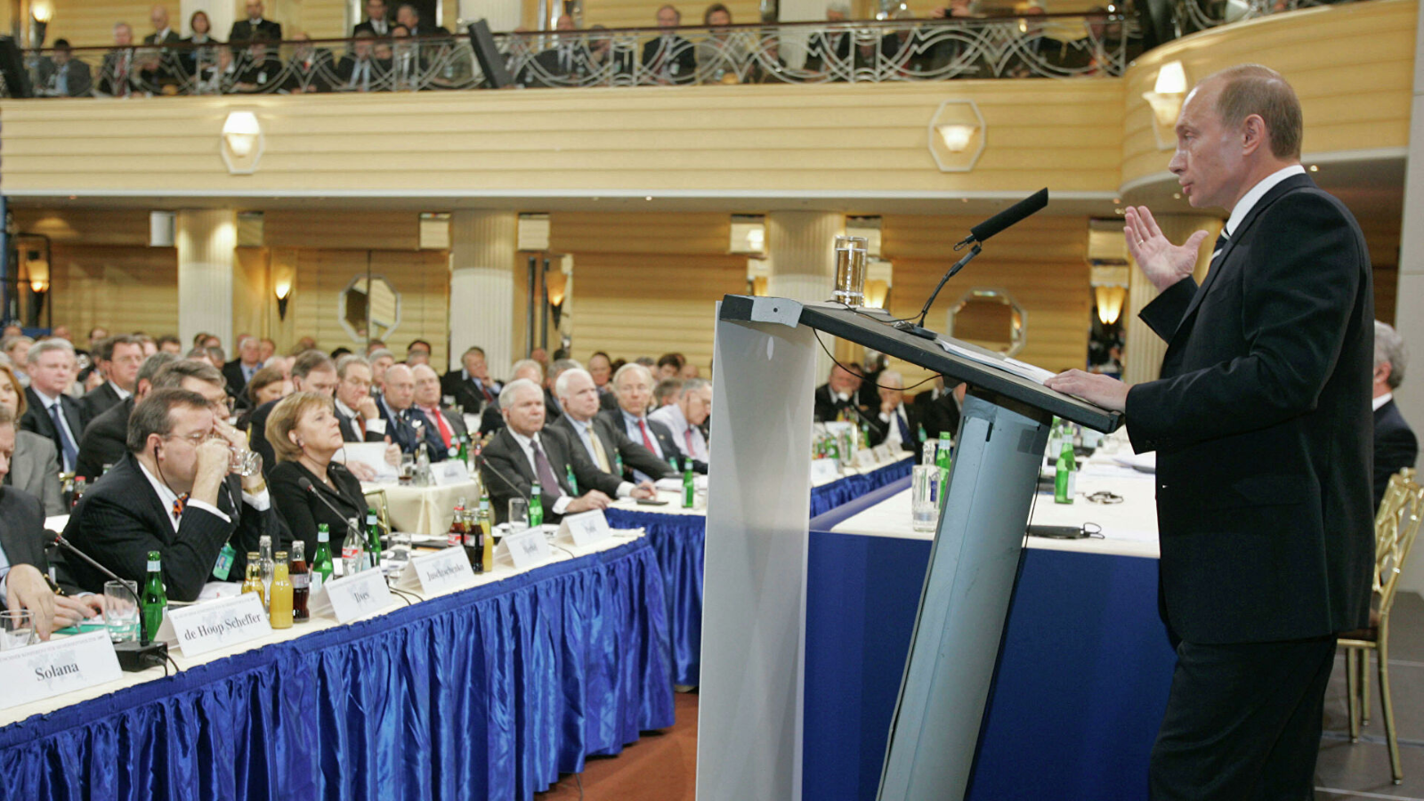 Vladimir Putin al leggio durante la Conferenza sulla sicurezza di Monaco del 2007