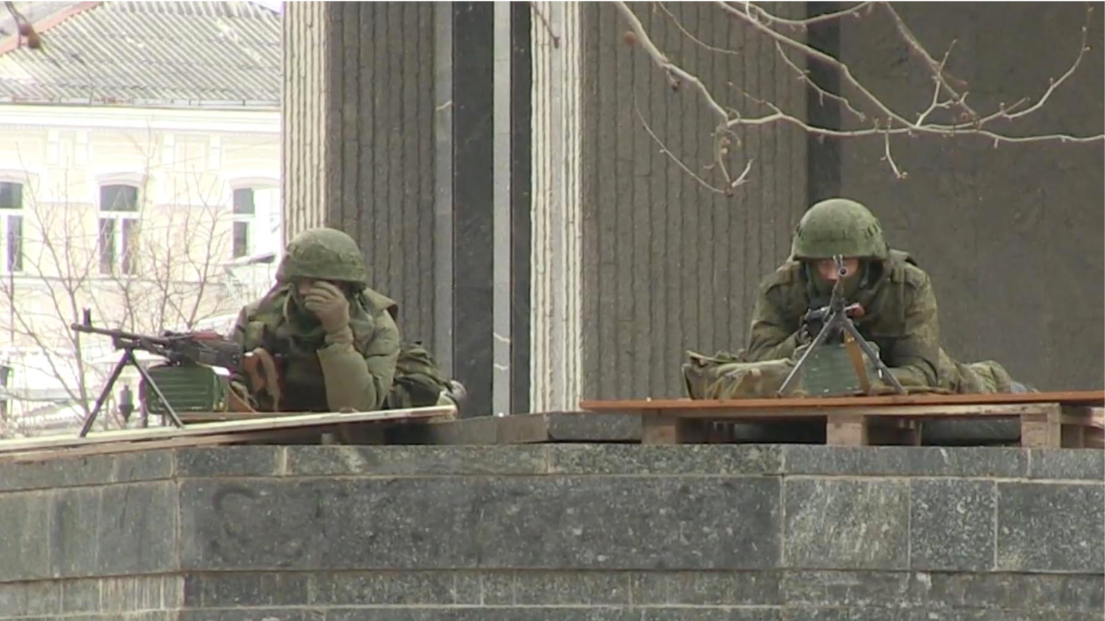 Soldati russi senza insegne occupano il parlamento della Crimea nel marzo 2014