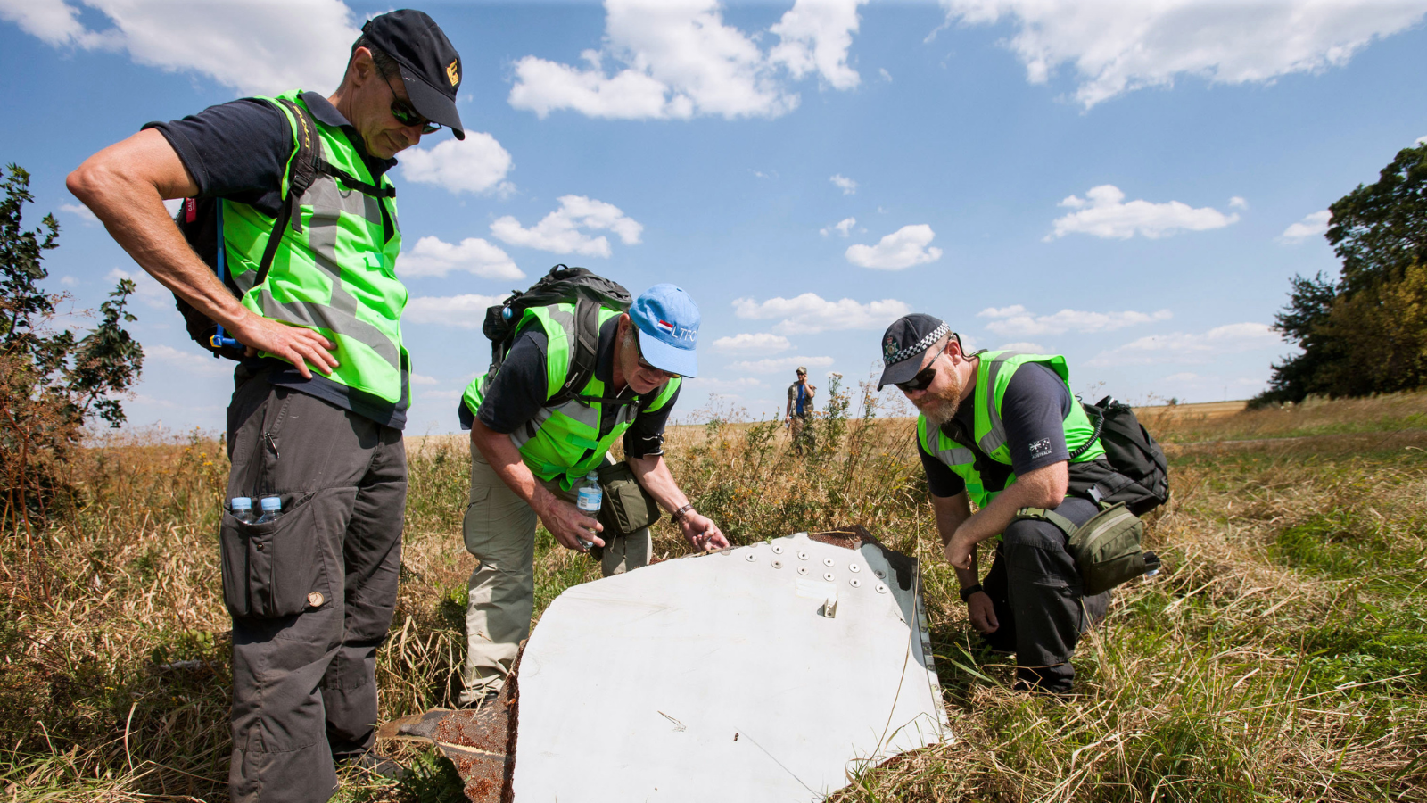 Investigatori sul luogo dello schianto del volo Malaysia Airlines MH17 nell’Ucraina orientale il 3 agosto 2014