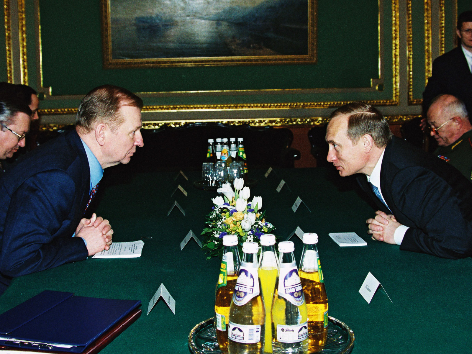 Vladimir Putin e il presidente ucraino Leonid Kučma al Palazzo Mariinskij di Kyiv nell’aprile 2000