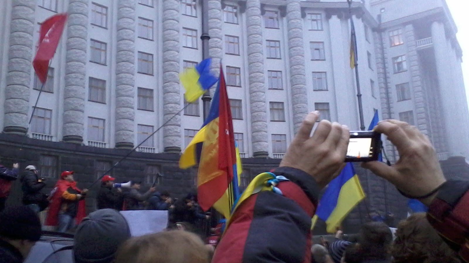 Manifestanti di Euromaidan a Kyiv il 24 novembre 2013