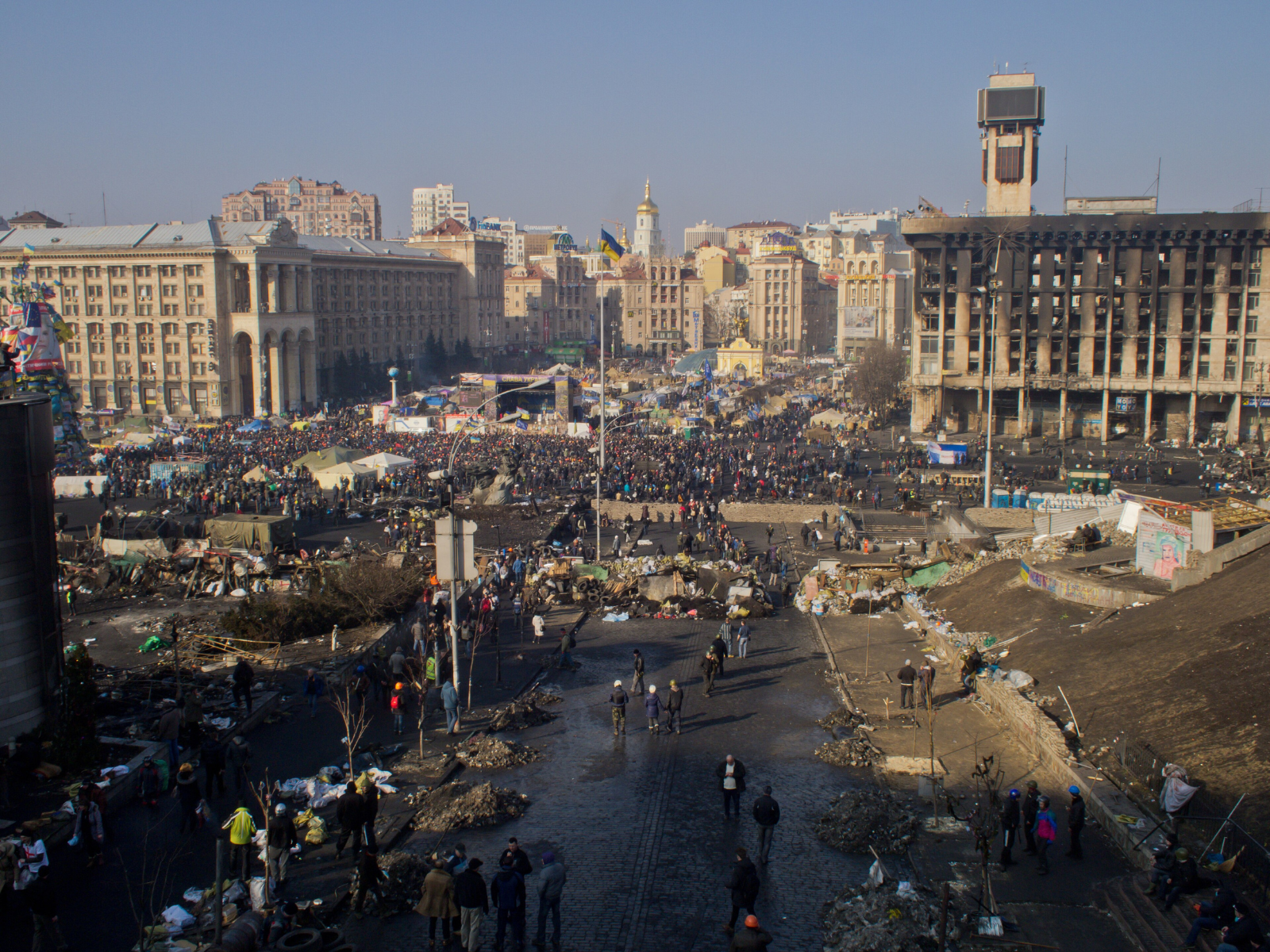 Piazza Maidan a Kyiv il 21 febbraio 2014, con barricate e segni degli scontri