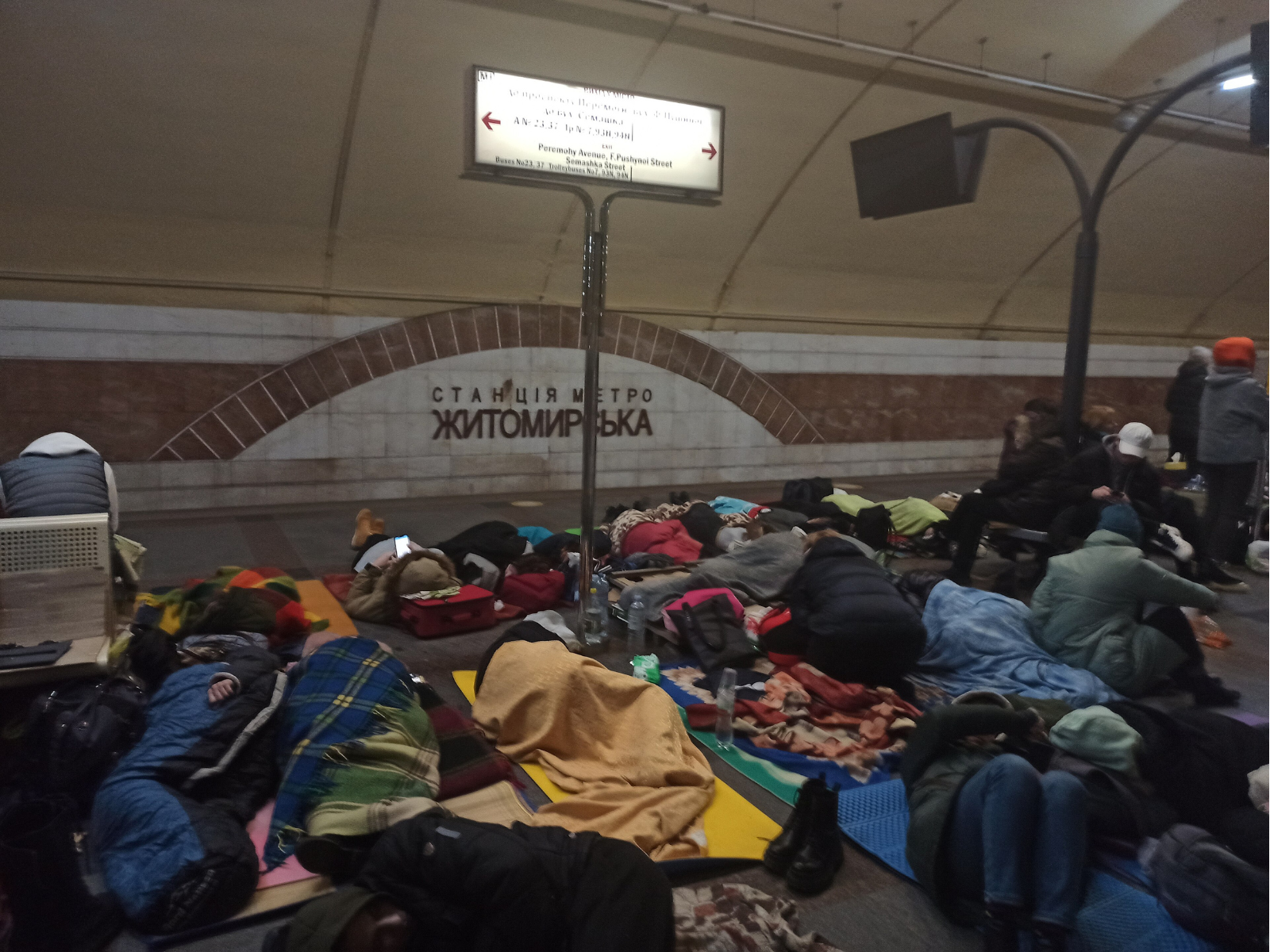 Civili ucraini nella stazione Žytomyrs'ka della metropolitana di Kyiv durante i bombardamenti russi del 26 febbraio 2022